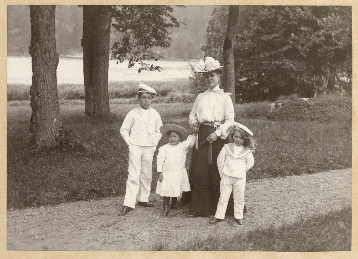 Caroline Lagergren med de tre sönerna Carl (född 1899) och Johan (född 1898) Claes (född 1892) i Tyresö slottspark.