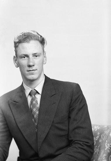 Foto av en man i kostym och rutig slips.
Midjebild. Ateljéfoto.
Stig Frisk (senare Magnell) (1937-     ), Norra Vare Norregård, komministerboställe, Blädinge.