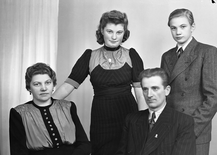 Familjen Gustensson. Ateljéfoto, 1940-tal.