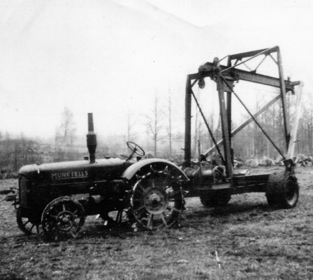 Foto av en stenvagn förspänd med en traktor från Munktells.