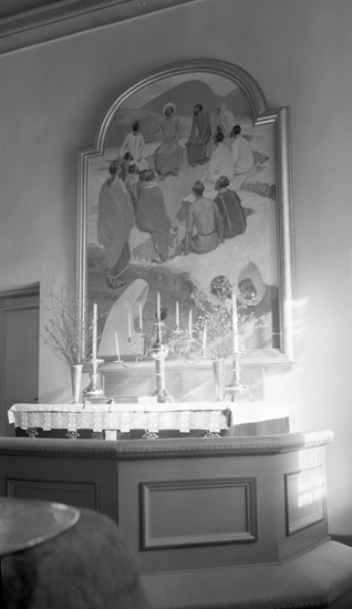 Foto på den nya altartavlan i Dannäs kyrka, utförd av Olle Hjortzberg, "Bergspredikan".