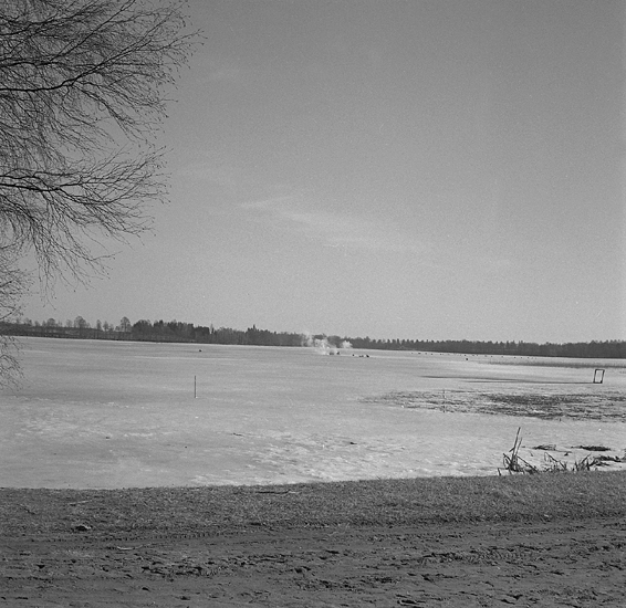 Befälsutbild.förbundets granatkastning, 14/3 1948.
Det ryker av träffar ute på Växjösjöns is.
