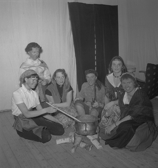 Sjuornas fest, 16/2-17/2 1954.
Några "romer" på scenen.