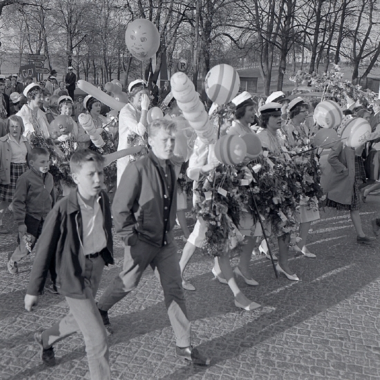 Studenterna, tredje d. 1960. 
Studenterna m.fl. marscherar över Storgatan, i riktning mot Linnéparken.