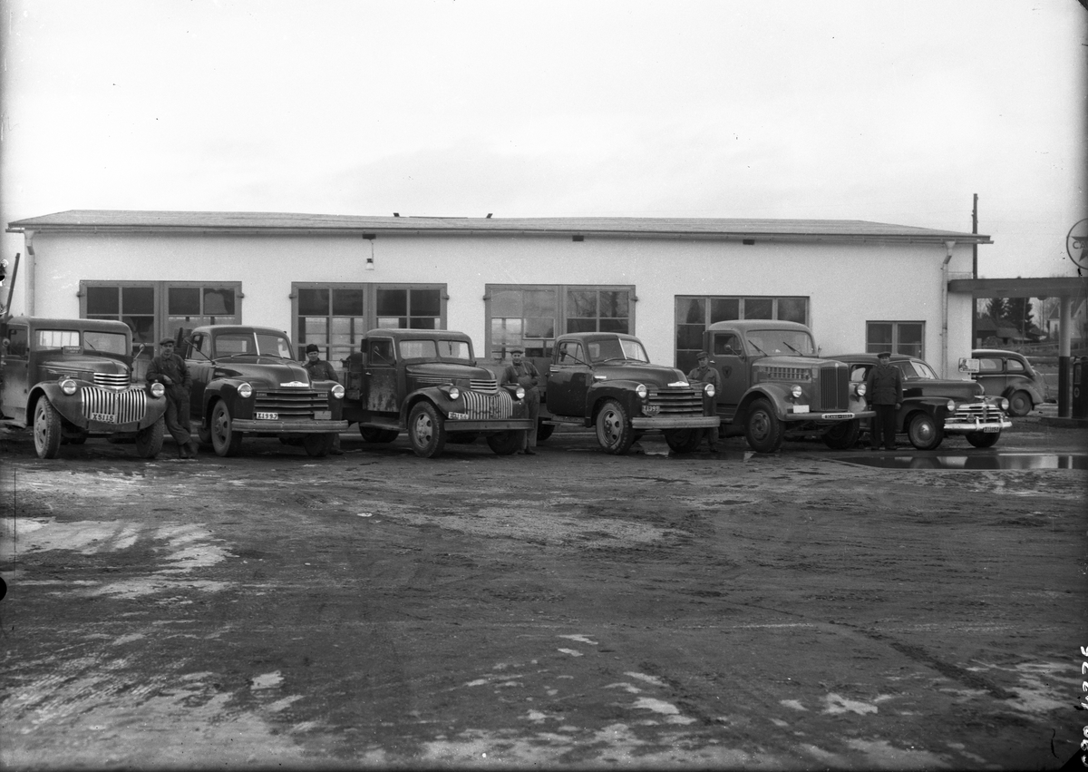Hjalmar Lingvalls bilverkstad med Gunnar Vibergs åkeri. Viberg står längst till höger. Foto omkring 1950.

Från vänster: Chevrolet 1946-47, Chevrolet 1948-53, Chevrolet 1946-47, Chevrolet 1948-53, Scania-Vabis, Chevrolet 1947-48 personbil.