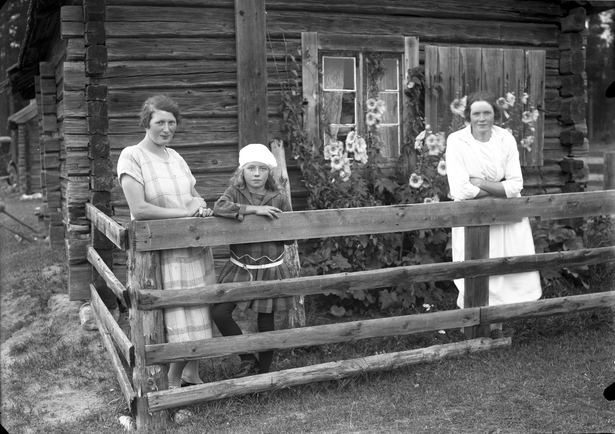 Fäbodstuga, Högbacken, Edith Andersson, Anna Andersson och Agnes Ullson.