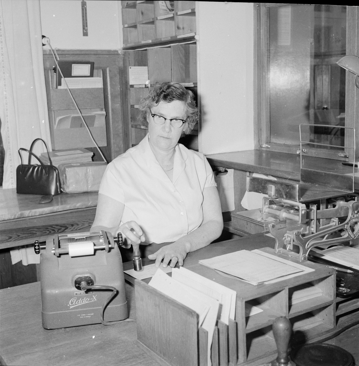 Margareta Wallén, föreståndare på postkontoret, Gamla Uppsala, oktober 1959