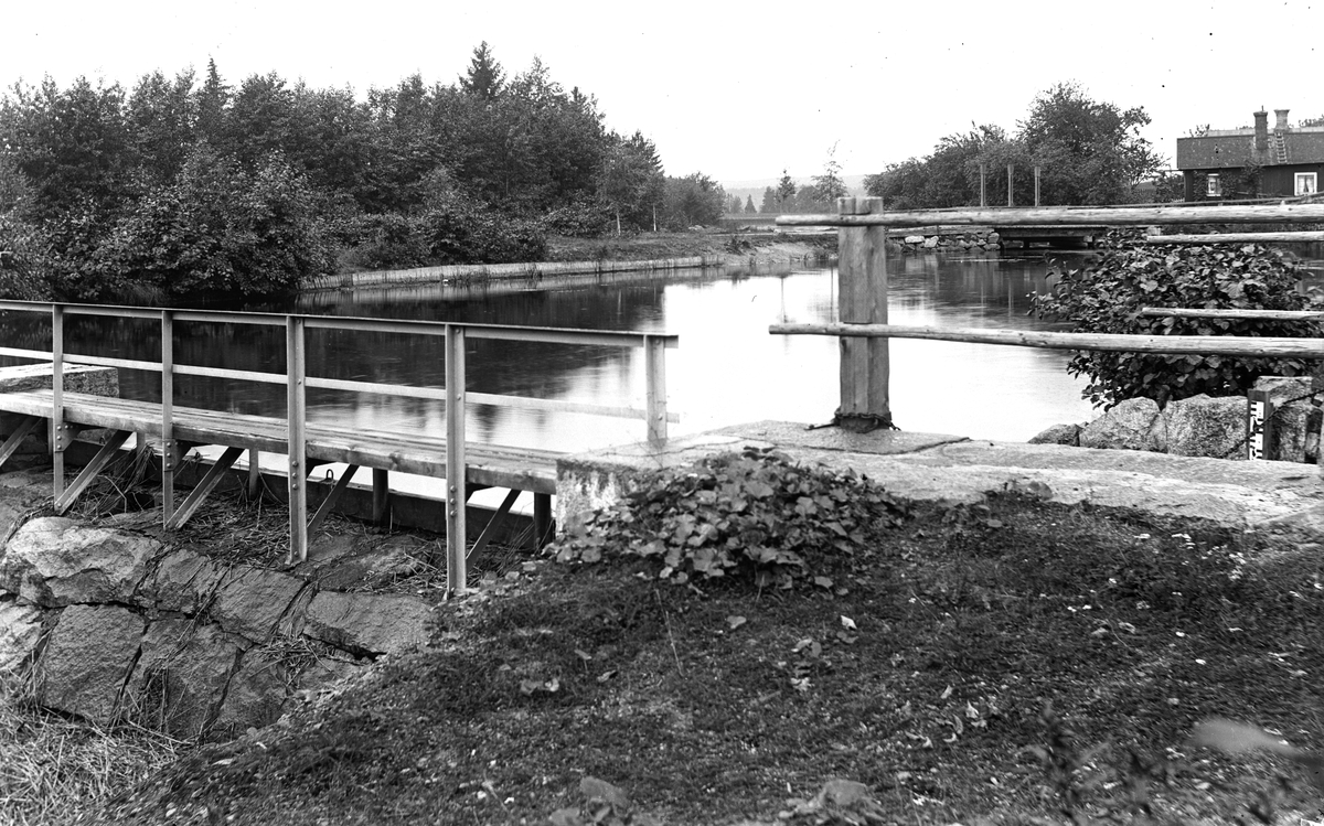 Dammen i Tjärnäs med landsvägsbron i bakgrunden