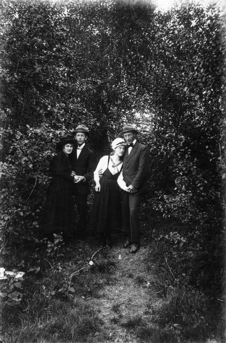 Från vänster Elin Hällmér, Mjölnar-Viktor (Olsson), Anna och Herman Larsson.