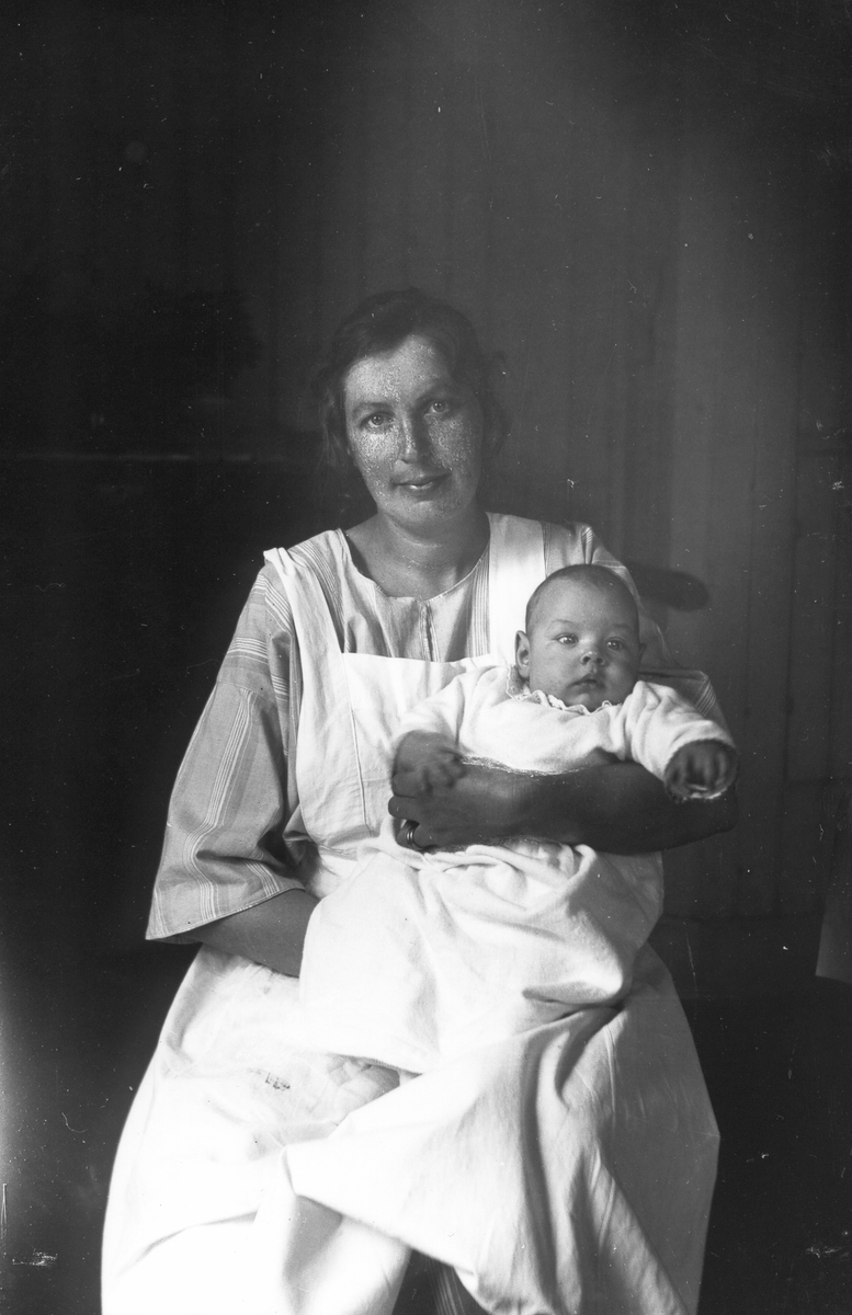 Astrid Nilsson med sonen Lars.