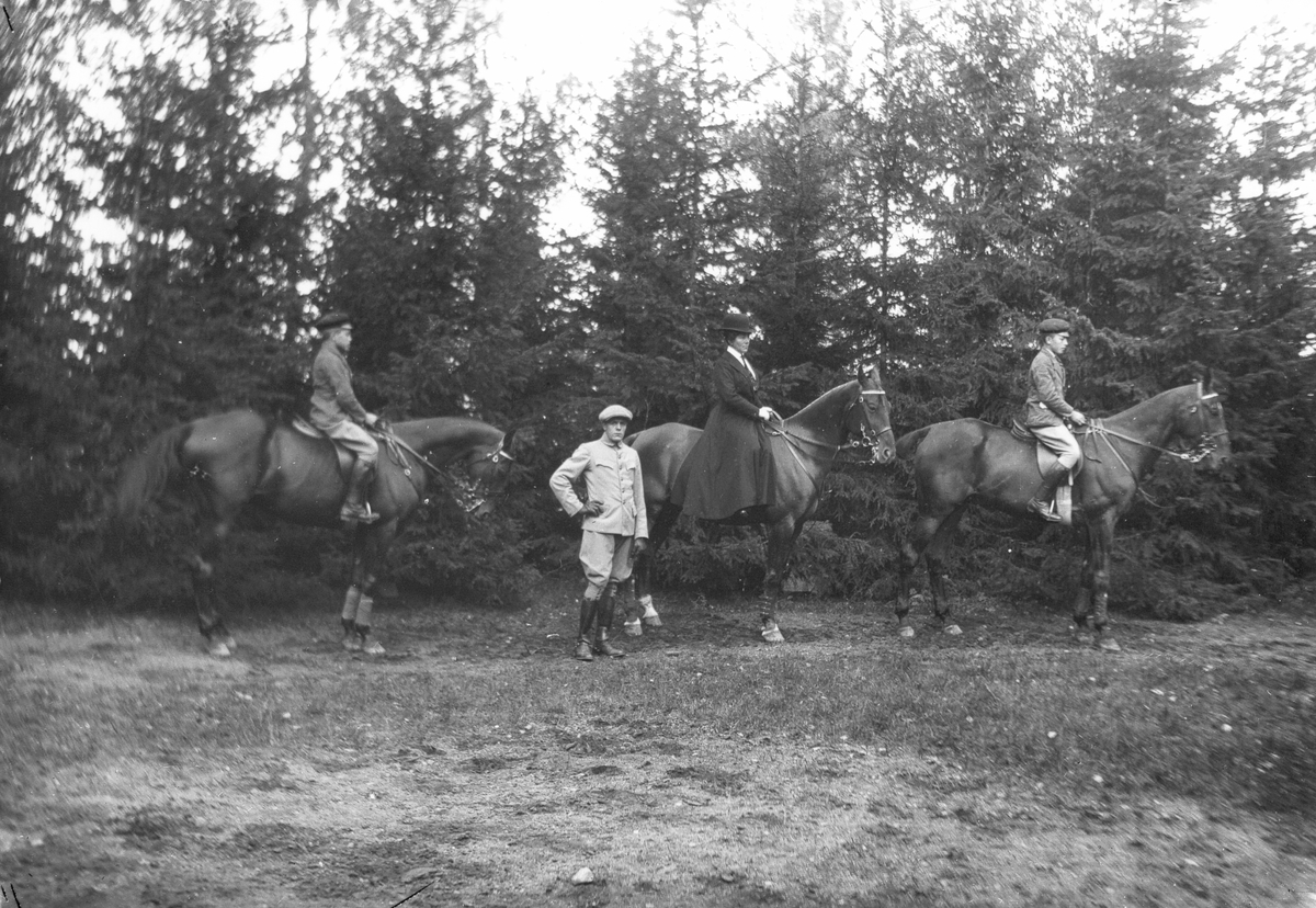 Fru Bellander till häst med två av sina söner. Foto i september 1918.