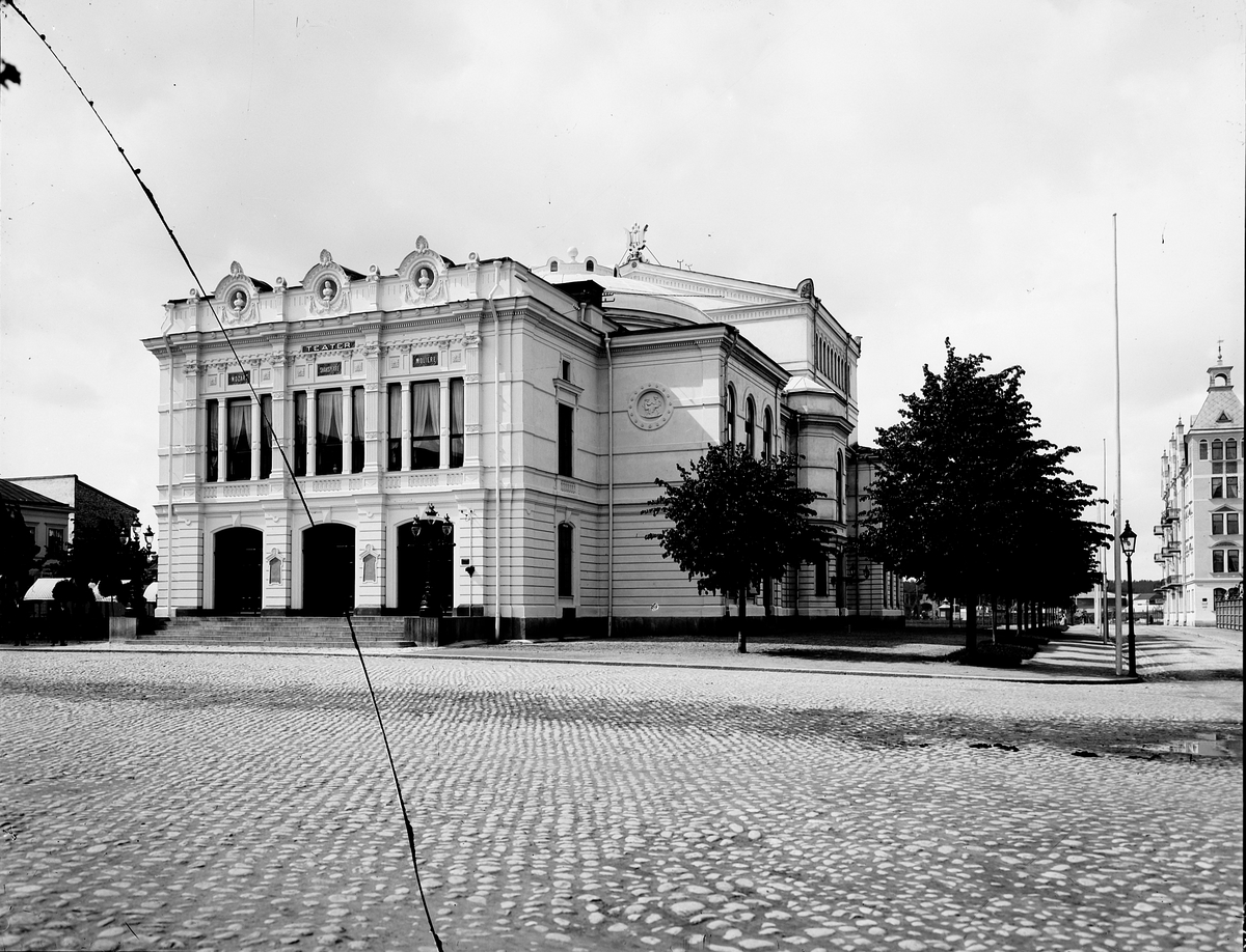 Gävle Teater
Den invigdes 1878.
Entrén har sin förebild i Parisoperan med flera portar som ovanför har runda nischer med byster av Mozart, Shakespear coh Moliére.
Mot Norr en gyllene lyra på taket.