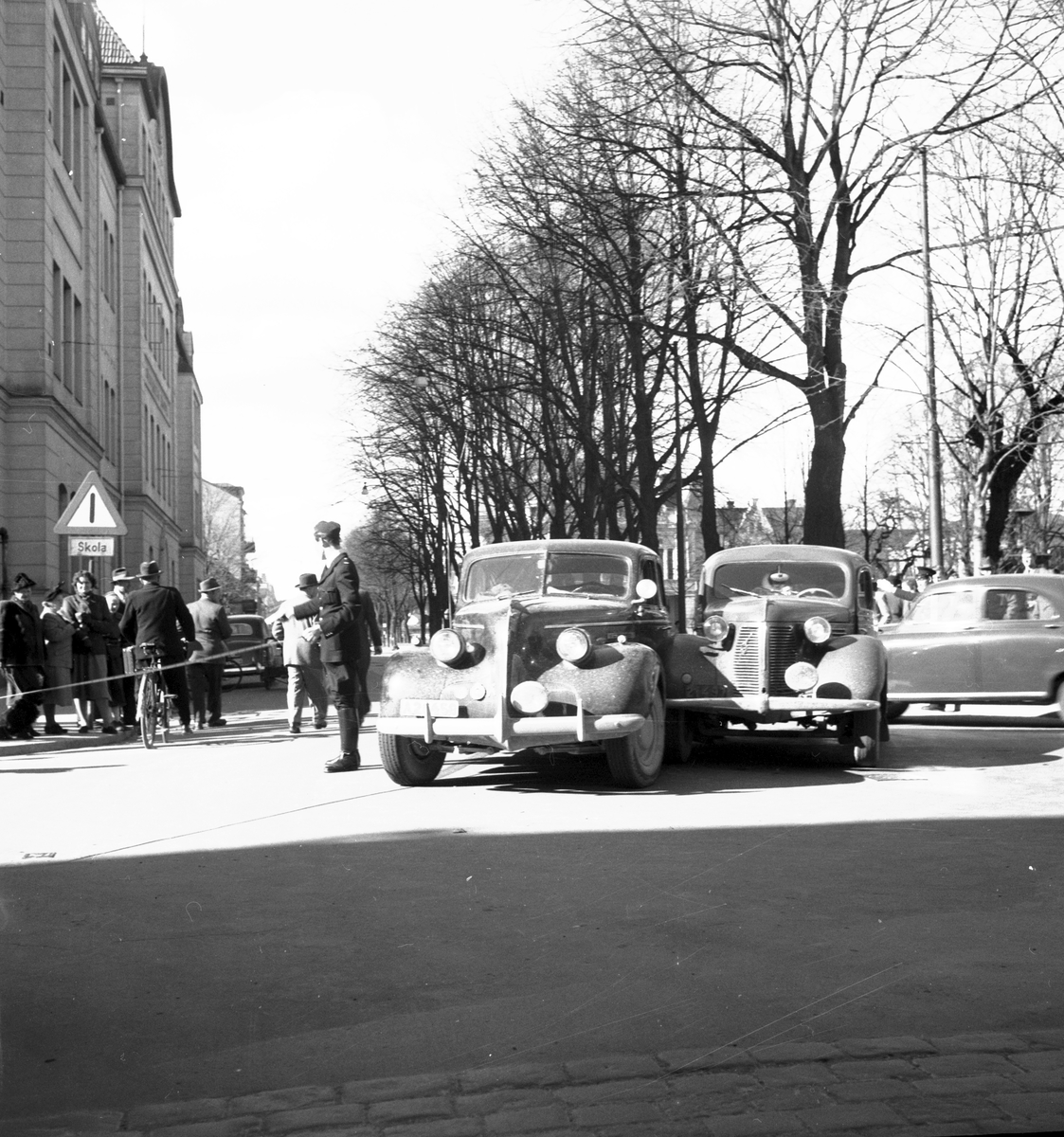 Bilolycka mellan en Buick 1939 och Volvo 1939 den 8 april 1952.  Korsningen Norra Kungsgatan och Ruddammsgatan.
