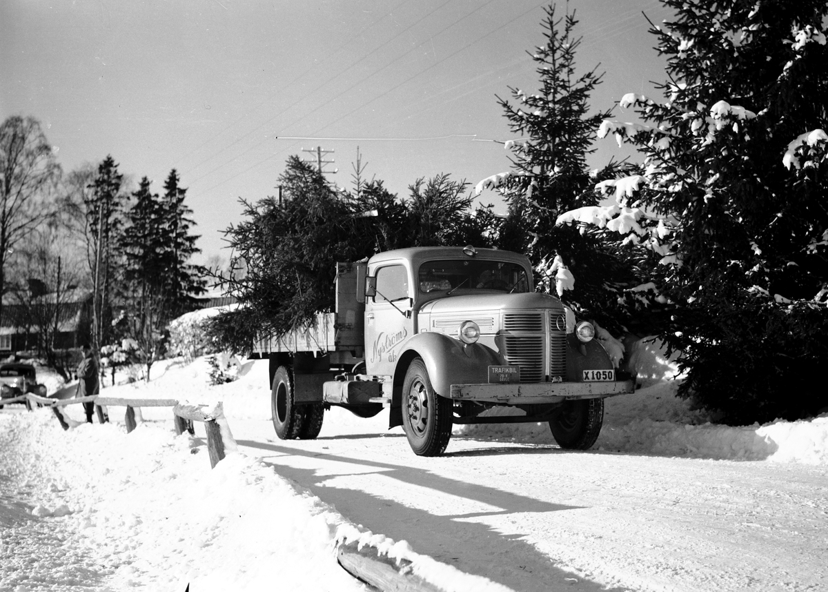 Nyströms Åkeri, lastbil vid vintertrafik. December 1949.
