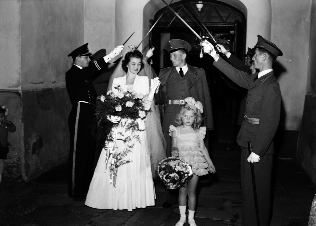 Fänrik, Ingemar Larsson, Sundsvall. Brudparet utanför kyrkan. December 1944

