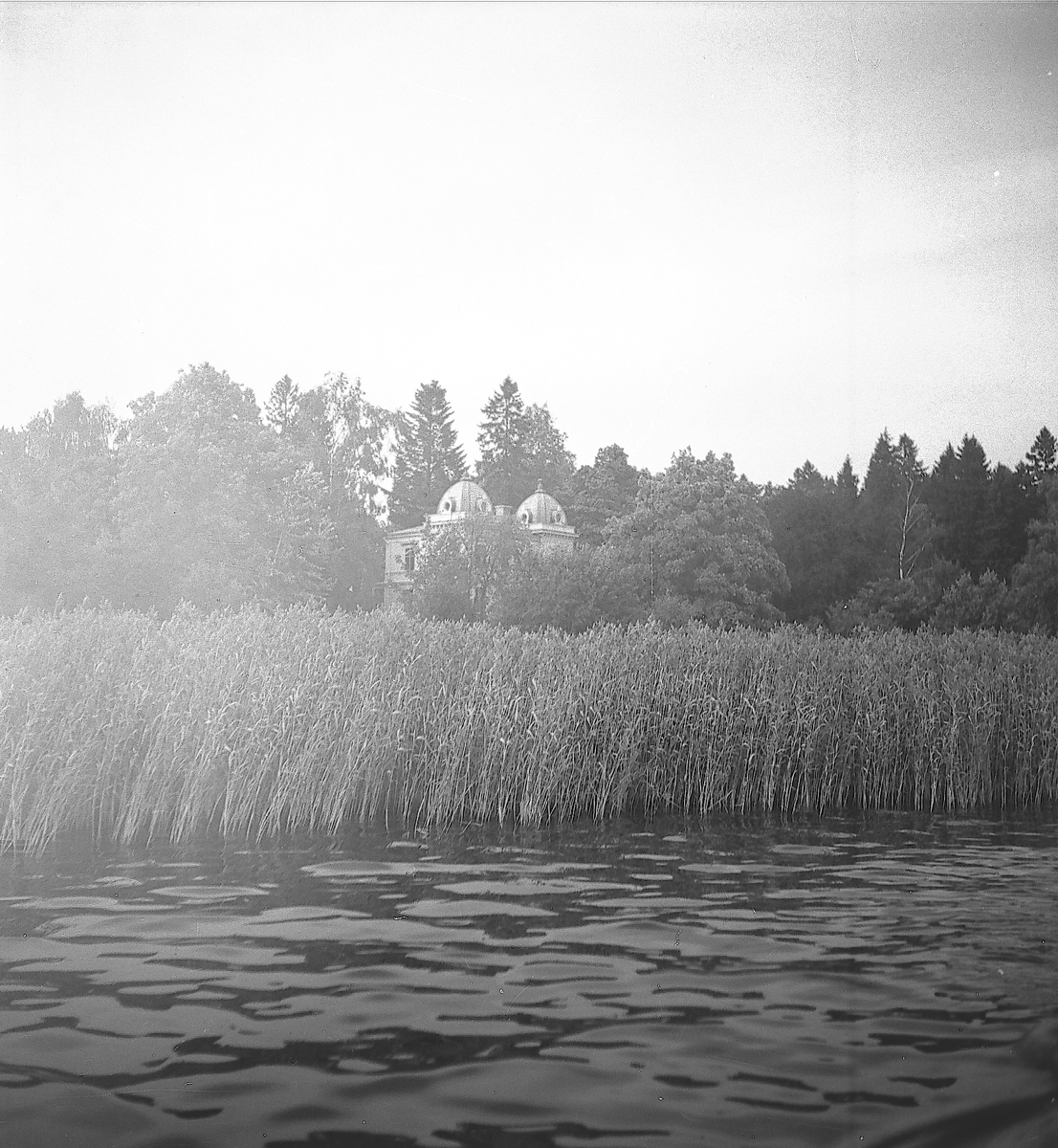 Villa Sjötorp på Norrlandet, sedd från vattnet.