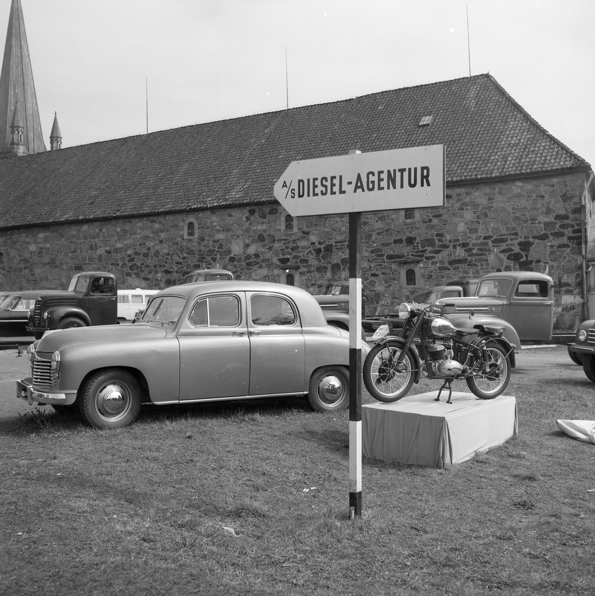 Bilutstillingen på ytre Kongsgård 1953. A/S Diesel-Agentur