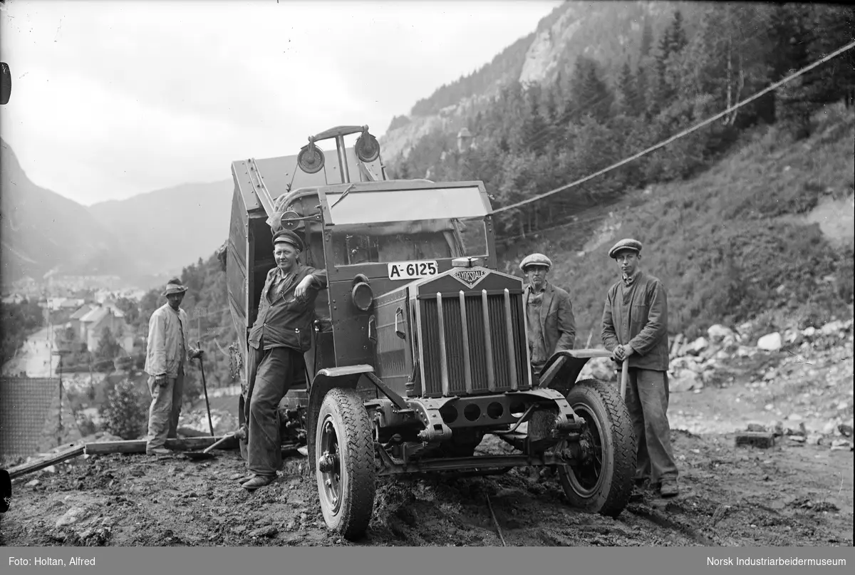Arbeidslag med bil arbeider med opprydding etter raset i 1927.