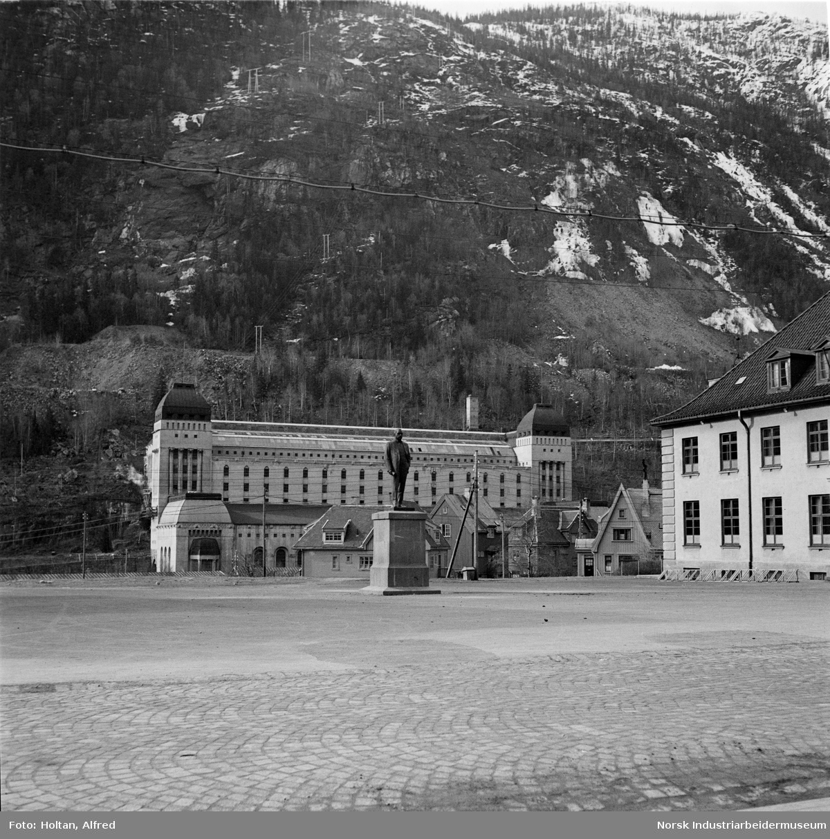 Rjukan Torg med Sam Eyde statuen og Såheim Kraftstasjon.