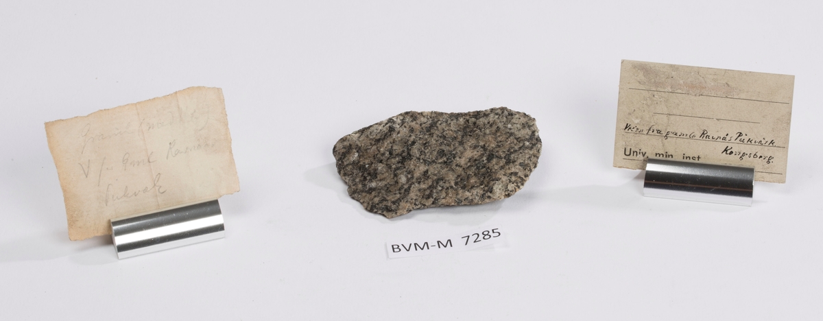 To etiketter i eske:

Etikett 1: 
Granit (med H.b)
V for Gml Ravnås Pukværk

Etikett 2:
Veien fra gamle Ravnås Pukvärk.
Kongsberg