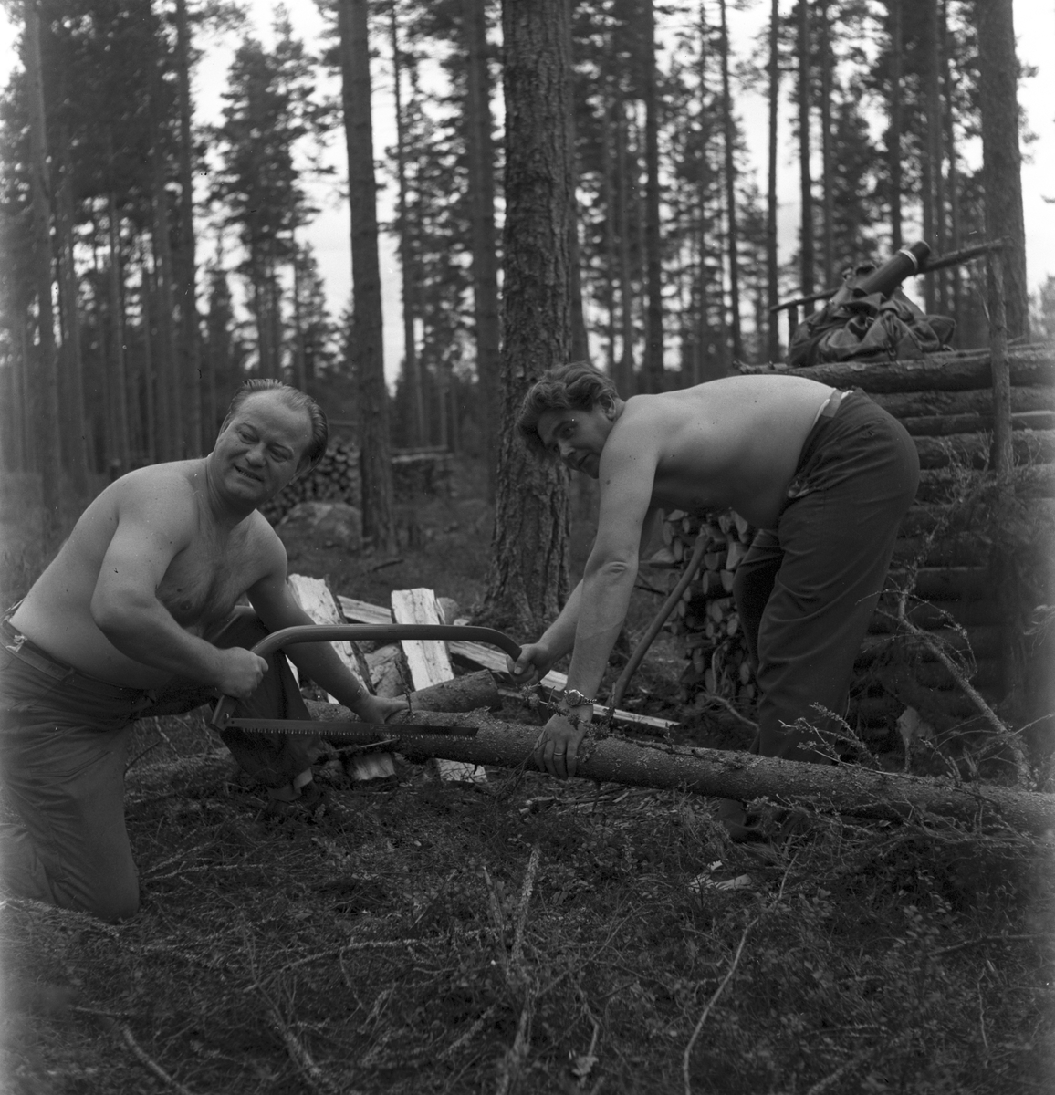Opersångare Conny Söderström på skogshuggning med Egon Madsen. 8 augusti 1947.