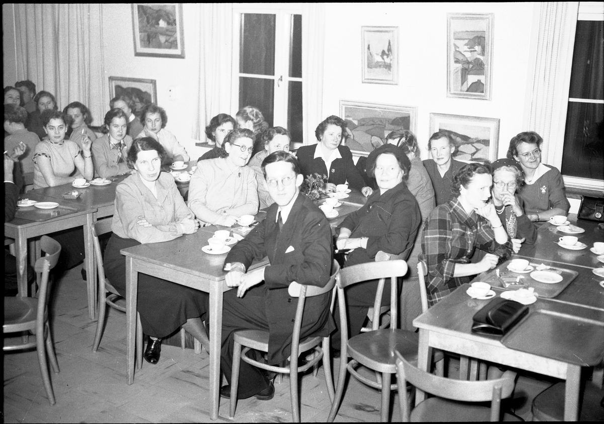Konstföreningen har personalträff i Strömsbro.            12 november 1952.

