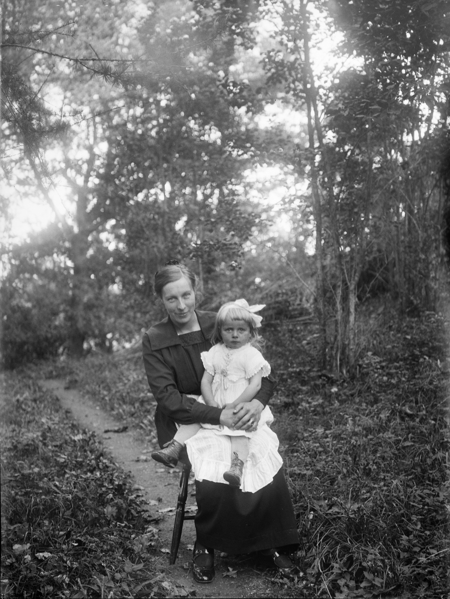 "Fru Ljung med sin flicka i trädgården", Torstunaby, Torstuna socken, Uppland 1920