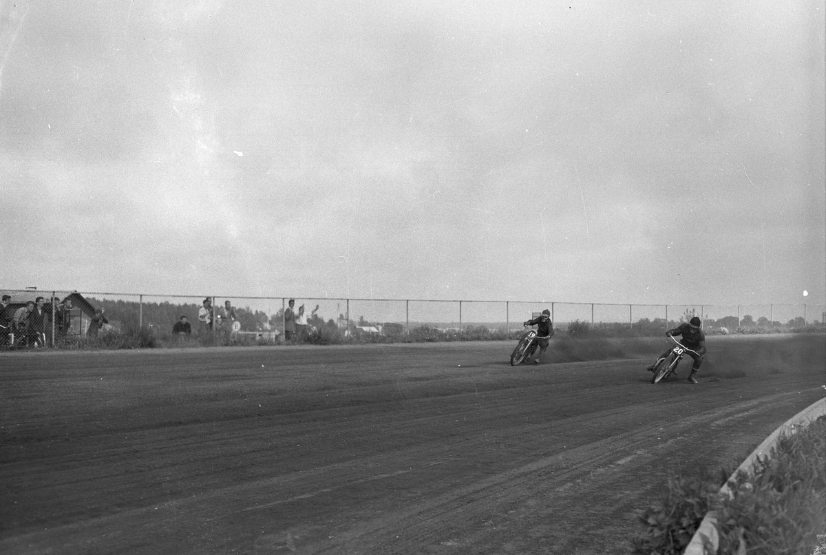 Motortävlingar "Speedway" på Travbanan. 16 augusti 1953.

