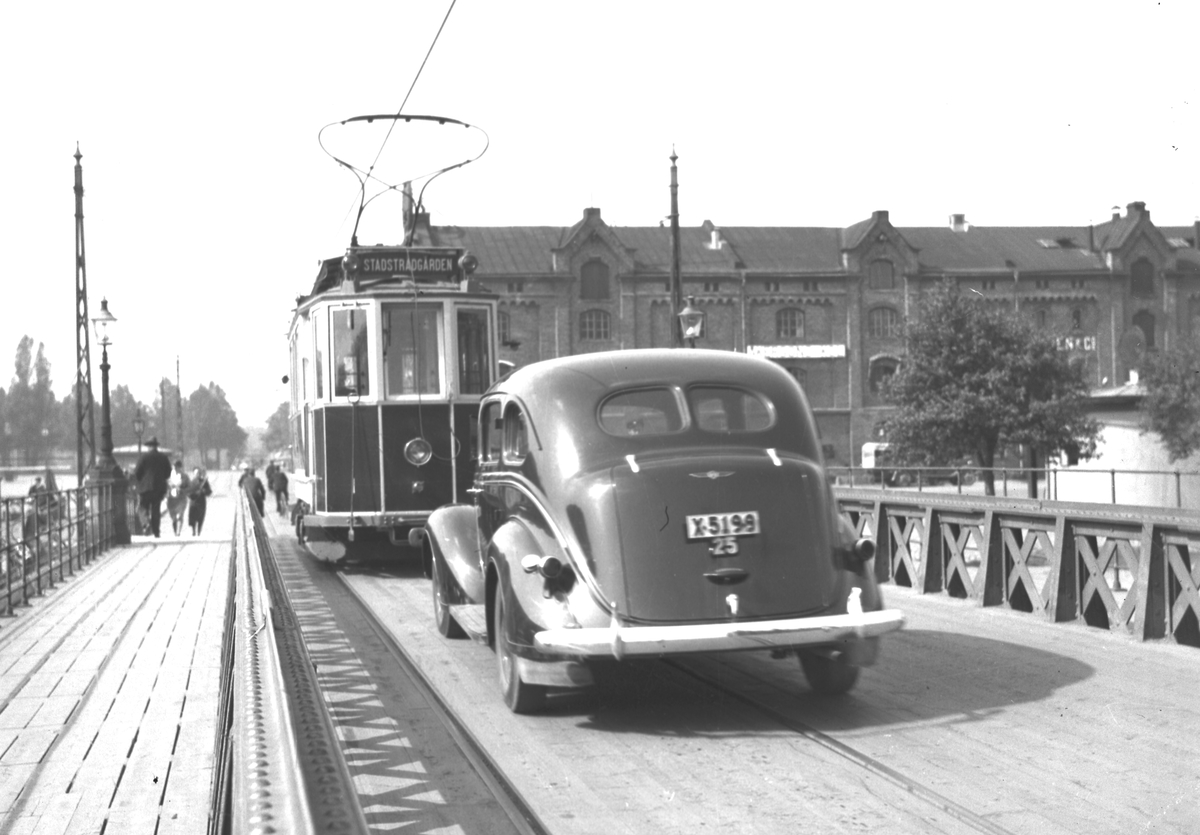 Trafik på svängbron. En 1938 Dodge D8, droskägare Rudolf Forsell i Gävle.