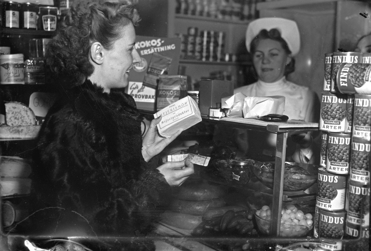 Matfettsransoneringen upphävd. Dam i speceriaffär.      1 april 1949. Reportage för Arbetarbladet.
