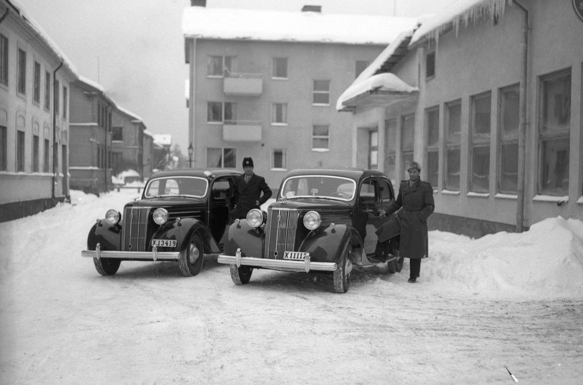 Två Ford Pilot Model E71A 1947-1951 vid Biltjänst i Gävle AB. Ny fläktanordning till motorn. 17 januari 1950.