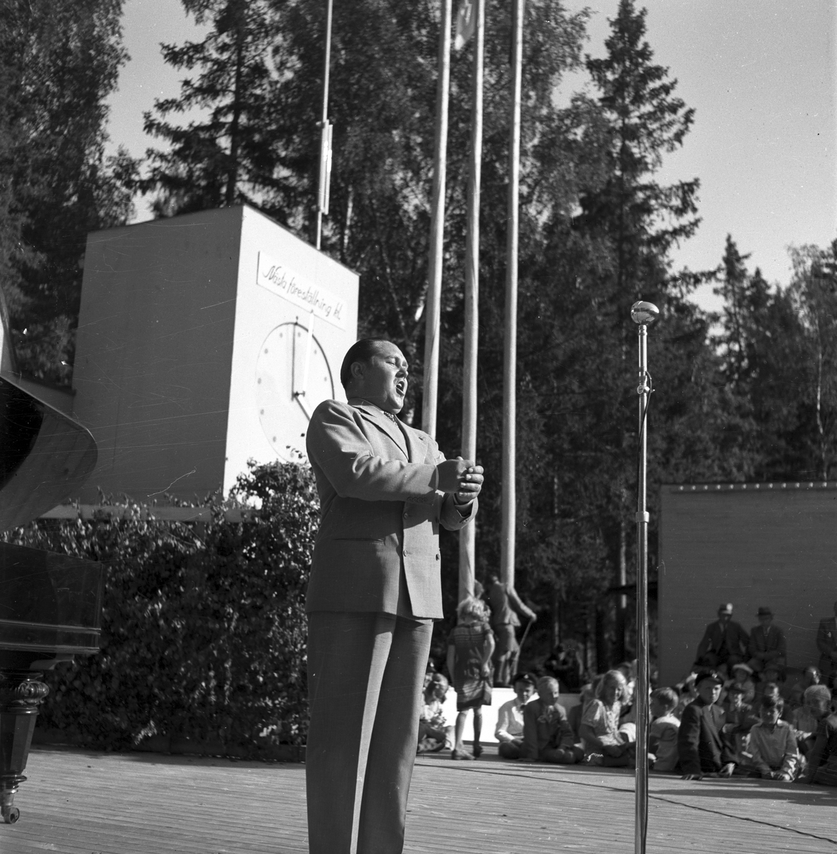 Operasångaren Jussi Björling uppträder i Furuvik. 1946.