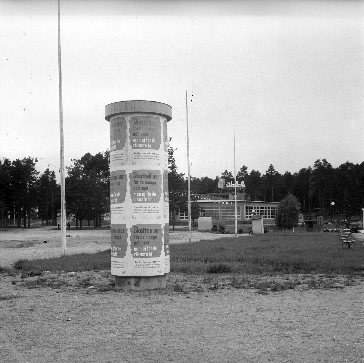 Gävle Folkets park, reklamskyltar och reklampelare. 1947.