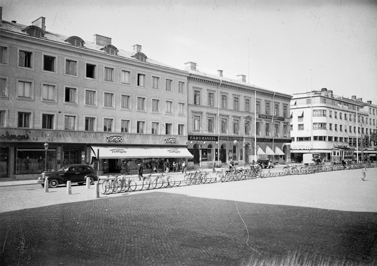 Norra Kungsgatan med Tempo, Färghandel, Lindbloms hörna och Varuhuset Konsum.
