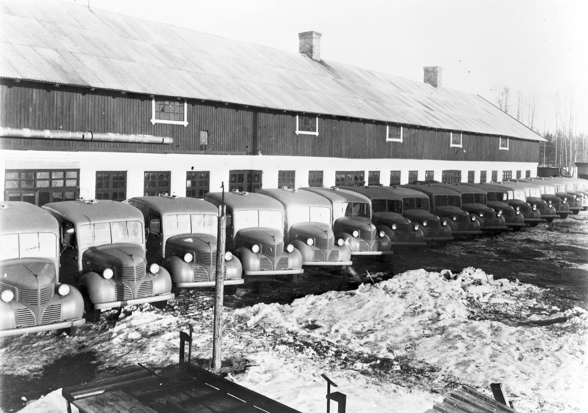 Bilar utanför verkstaden, 22 maj 1946. Valbo Verkstad A-B grundades år 1923 av häradsdomare  K. G. Ålenius  . Denne övertog ett tidigare bildat bolag, som drev verkstadsrörelse i Valbo med tillverkning av arbetsvagnar, timmerkälkar m. m. lät nu omlägga rörelsen för tillverkning av bil karosserier, varav mest lastvagns- och skåpbilskarosserier tillverkas. År 1929 ombildades firman till aktiebolag med Ålenius som verkst. direktör. Vid sin död år 1938 efterträddes han av sonen, ingenjör  Gunnar Ålenius  . Företaget har gått en kraftig utveckling till mötes och kan nu räkna sig till landets ledande inom sin bransch. Från att ha sysselsatt 3—4 man äro nu vid full drift cirka 80 arbetare anställda inom företaget.  Valbo Verkstads A-B omfattar smides-, plåtslageri- och snickeriverkstad, monteringshall, måleri- samt lackerings- och tapetserarverkstäder, alla försedda med moderna, maskinella utrustningar. Bland företagets kunder kunna nämnas: Svenska armén, Kungl. Telegrafverket — över 200 skåpkarosserier ha under årens lopp levererats hit — Postverket, Vattenfallsstyrelsen, Stockholms stads gatukontor, en hel del allmänna verk och inrättningar samt privata företag. Dessutom är bolaget huvudleverantör till flera av de större bilfirmorna i Stockholm samt Ålenius valen förutseende man, som med öppen blick följde utvecklingen inom bilbranschen och han på övriga platser i landet. Företaget höll ut till någon gång på 1980-talet.