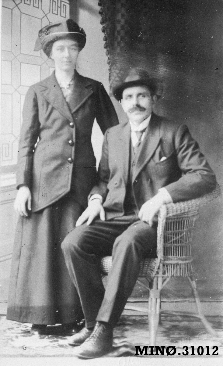 Baker Lenes og kona Ragnhild, født Øvre Sveen. Til USA.