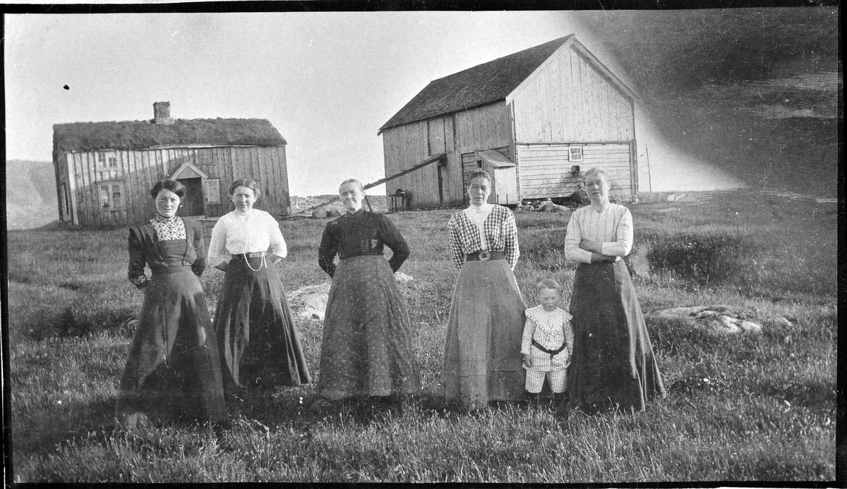 Kvinner og barn på Rabben gård ca. 1913