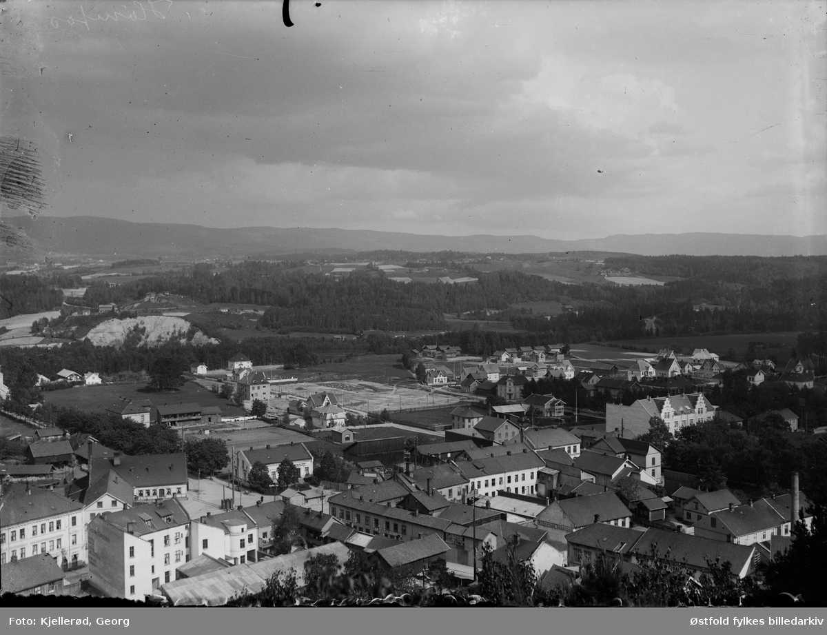 Oversiktsbilde fra Hønefoss.
W. J. Bentzen , skredder i Norderhovs gate
Gullsmed i forgrunn til venstre.