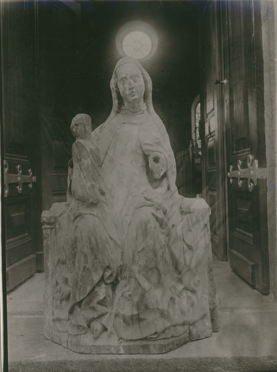 Dalhems kyrka. Medeltida träskulptur, "S:t Anna själv tredje". Detta är ett vanligt motiv under medeltiden som föreställer Maria och jesusbarnet samt Anna, Marias mor och Jesu mormor.