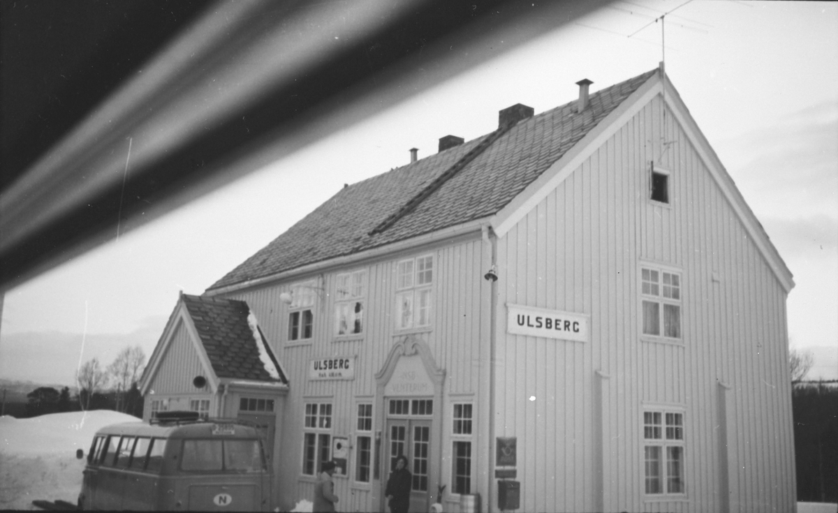 Ulsberg stasjon fotografert fra togvinduet. (Digital fil finnes kun i lav oppløsning)
