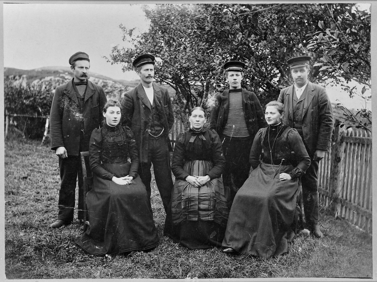 Familien Lyng på Mølnargården i Bjugn ca. 1903