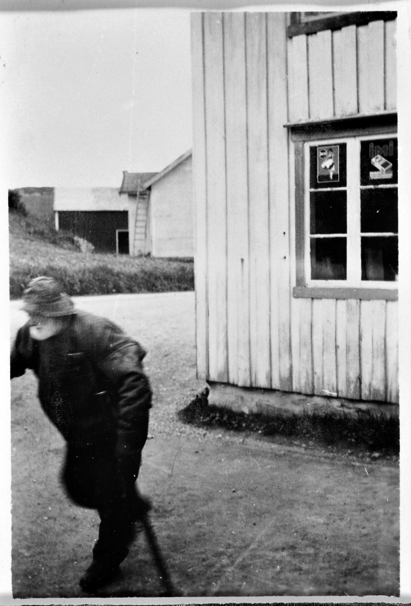 Ove Steinvik på krykker utenfor Bjugn Handelssamlag ca. 1930