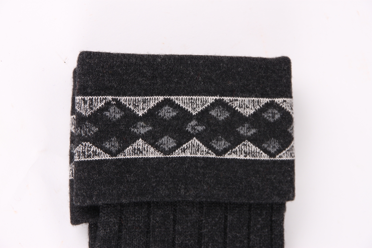 Et par grå sports-strømper, med en 9 cm glattstrikket nedbrettskant med mønster.