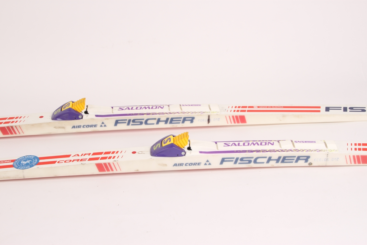Fischer racing-ski med Salomon-binding SNS profil. På den ene siden av begge skiene er det merket av tre streker og tallet 4 med tusj.