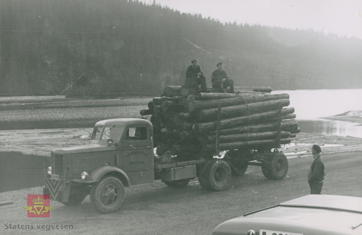Tømmerfløting fra Heggelivann 1951. FWD tømmertransport fra Løvenskiold Vækerø. To menn sitter på toppen av tømmerlasset.