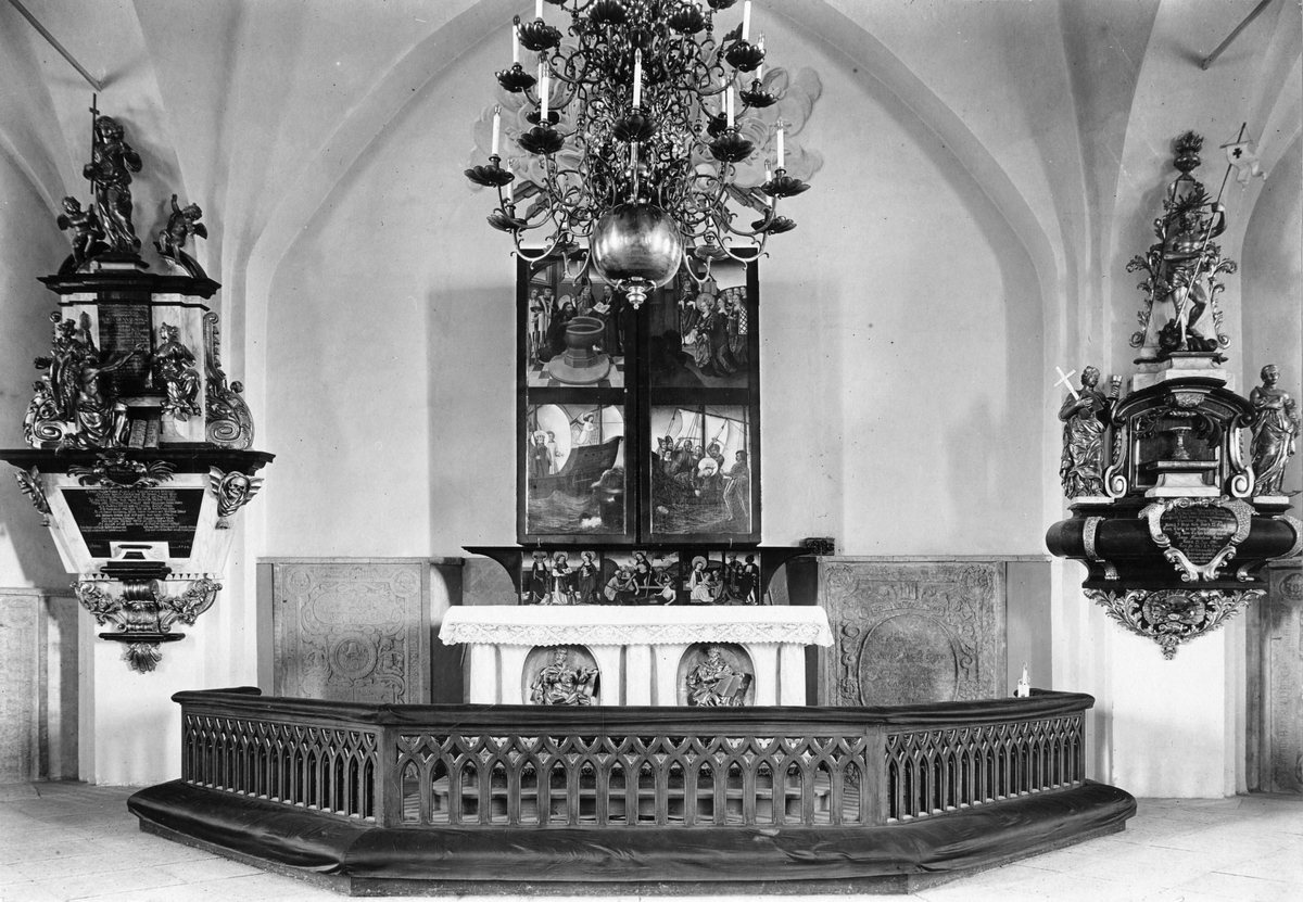 Köpings Kyrka Altarskåpet stängt, samt altaret.