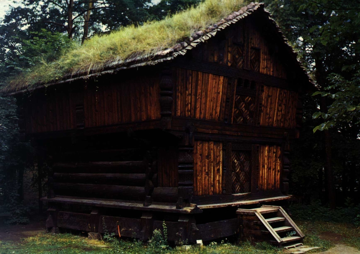 Postkort. Norsk Folkemuseum. Loft fra søndre Berdal, Vinje i Telemark