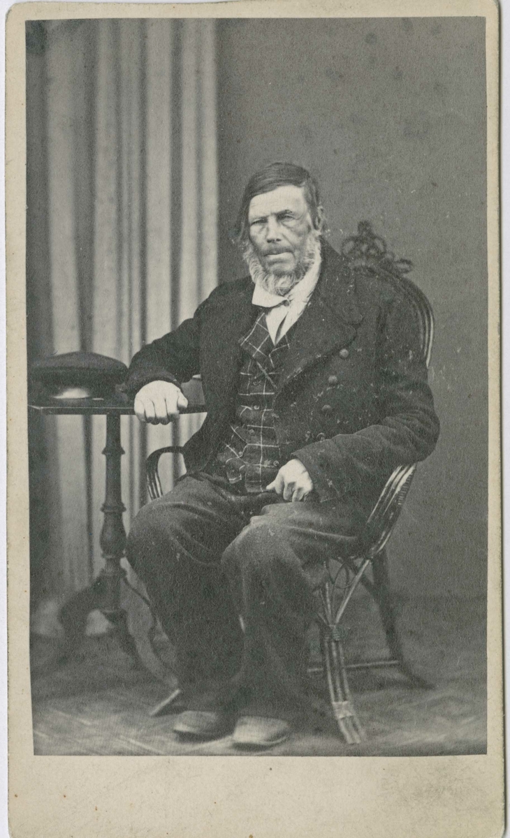 Fangeportrett. Hans Pedersen Mosebak, Sandsvær, arrestert i 1866 eller 1867, innsatt i distriktsfengslet i Hokksund for heleri.