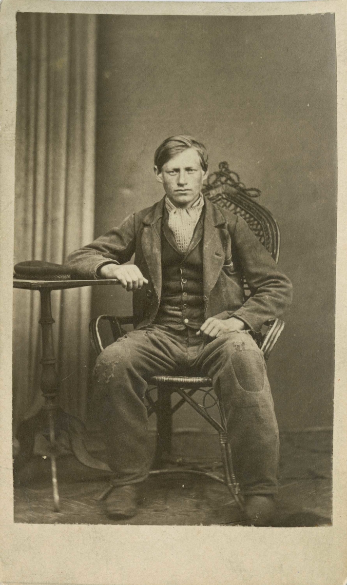 Fangeportrett. Alfred Svendsen, Drammen, arrestert i 1869, innsatt i distriktsfengslet i Hokksund for innbrudd (etter 19 § 2).
