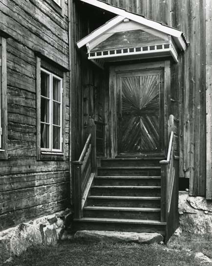 Entré till Norrgården i Rengsjö med förtak, snidad dörr och trappa.